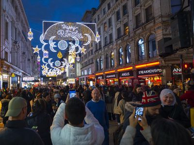 Untuk Pertama Kalinya, Jalanan di London Ini Berhias Dekorasi Ramadan
