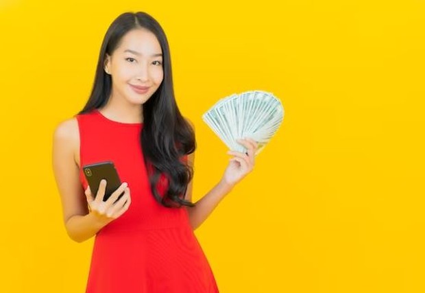 Perempuan memegang uang