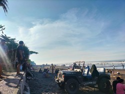 Rayakan Ngembak Geni, Ribuan Warga Padati Pantai Rambutsiwi