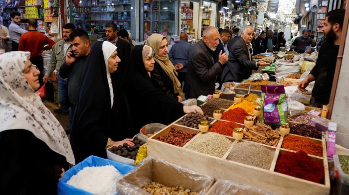 People shop at a wholesale market ahead of the holy fasting month of Ramadan, amid rising commodity prices , in Mosul, Iraq March 22, 2023. REUTERS/Khalid Al-Mousily