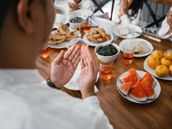 Ayah Ini Hanya Mampu Buka Puasa Pakai Roti Murah dan Pilus, Kisahnya Bikin Sedih