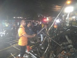 Baliho Roboh Akibat Hujan dan Angin Kencang Timpa 7 Motor di Bogor