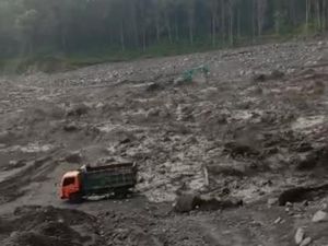 Ngerinya Banjir Besar Lahar Dingin Semeru, Seret Ekskavator-Terjang Rumah