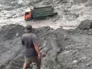 Banjir Lahar Dingin Semeru Over Skala Seret Truk hingga Alat Berat Banjir Lahar Dingin Semeru Over Skala Seret Truk hingga Alat Berat