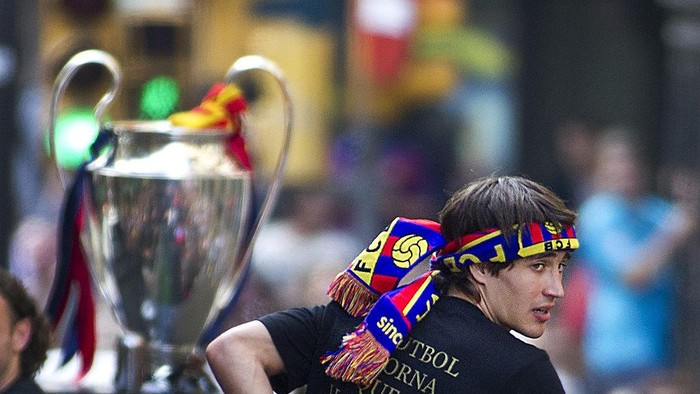 Barcelonas forward Bojan Krkic stands with team mates on a bus driving in the streets of Barcelona on May 29, 2011 as they celebrate with fans a day after they won the UEFA Champions League final football match against Manchester United.    AFP PHOTO/ Jaime REINA (Photo credit should read JAIME REINA/AFP via Getty Images)