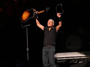 Video Saat Musisi Bruce Springsteen Kecam Pemerintahan Trump di Tengah Konser