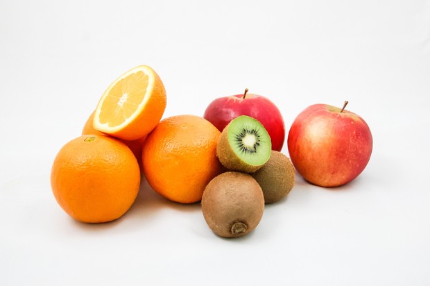 Buah-buahan yang mengandung banyak serat dan air/Foto: Pixabay/Michal Jarmoluk