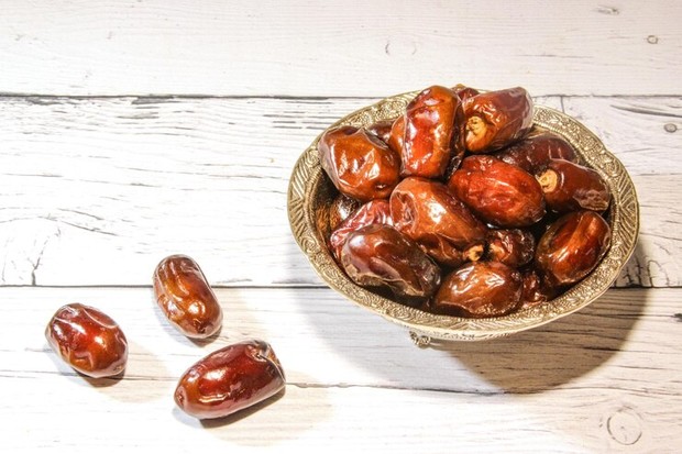 Buah Kurma/Foto: Freepik @kurnosowairina81 Puasa Jadi Nyaman, Ini Rekomendasi Menu Sahur yang Aman untuk Penderita Asam Lambung