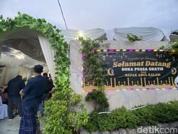 Keren! Sultan dari Sukabumi Bagi-bagi Ifthar dan Zamzam Gratis