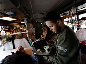 Bus Medis Keliling Evakuasi Tentara Ukraina yang Terluka