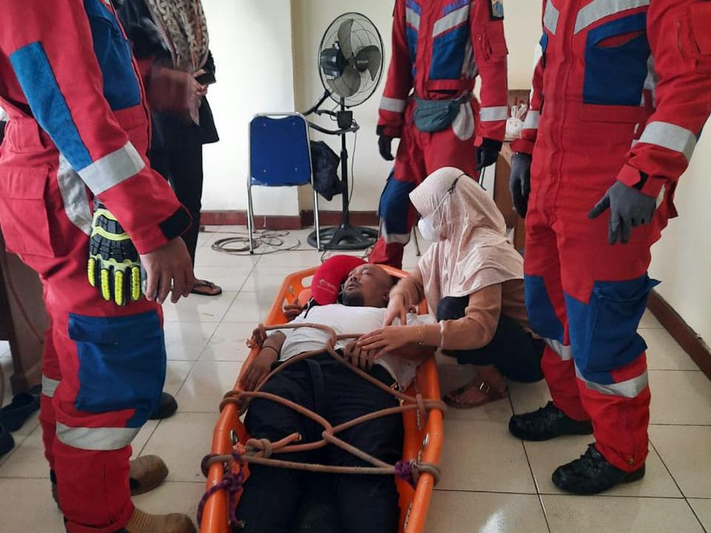Staf Kelurahan di Jaktim Tiba-tiba Sesak Napas, Dievakuasi Damkar Staf Kelurahan di Jaktim Tiba-tiba Sesak Napas, Dievakuasi Damkar