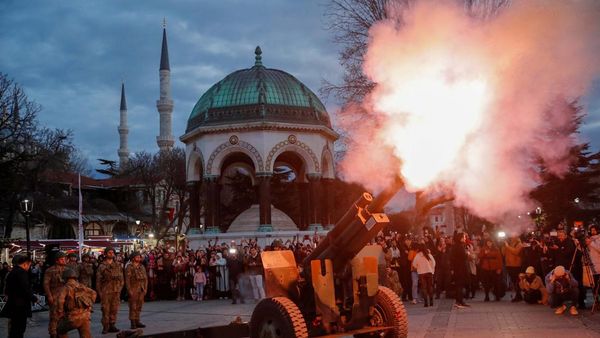 Di Turki, Waktu Berbuka Puasa Ditandai dengan Tembakan Meriam