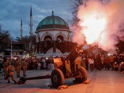 5 Tradisi Unik Ramadan di Belahan Dunia, Ledakan Meriam hingga Lentera Jalan
