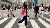 7 Gaya Donna Harun Liburan di Jepang, Tak Terlihat Punya 4 Cucu