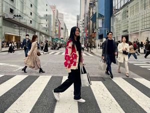 7 Gaya Donna Harun Liburan di Jepang, Tak Terlihat Punya 4 Cucu