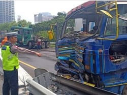 Dua Truk Kontainer Melintang Kecelakaan di Tol Satelit, Lalin Macet Total