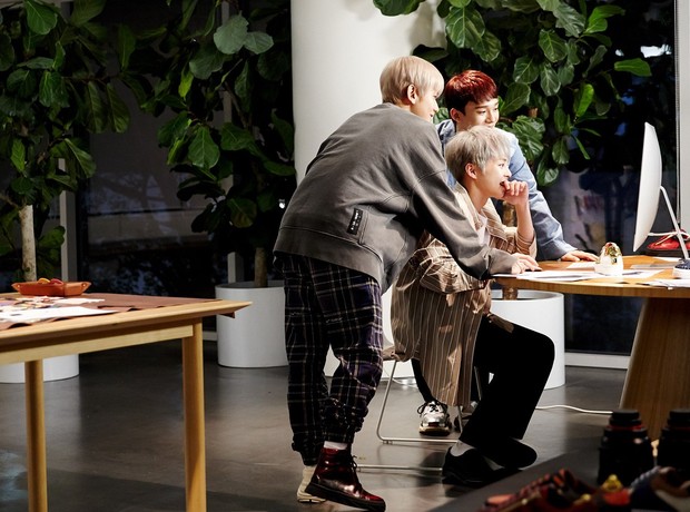 EXO-CBX bersama YSNEAKERS/ Foto: twitter.com/EXOfanbase_Int