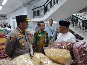 Forkopimda Ponorogo Cek Harga di Pasar Legi, Bupati Sebut Aman Forkopimda Ponorogo Cek Harga di Pasar Legi, Bupati Sebut Aman