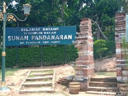 Menapaki Jejak Toleransi di Gapura Makam Sunan Pandanaran Bayat Klaten