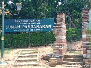 Menapaki Jejak Toleransi di Gapura Makam Sunan Pandanaran Bayat Klaten Menapaki Jejak Toleransi di Gapura Makam Sunan Pandanaran Bayat Klaten