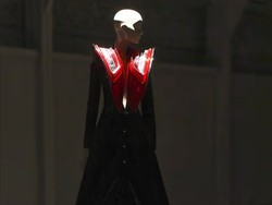 Sparepart Mobil Bekas Dibuat Jadi Busana, Gaun dari Kabel hingga Kaca Spion