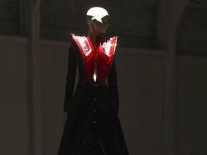 Sparepart Mobil Bekas Dibuat Jadi Busana, Gaun dari Kabel hingga Kaca Spion Sparepart Mobil Bekas Dibuat Jadi Busana, Gaun dari Kabel hingga Kaca Spion