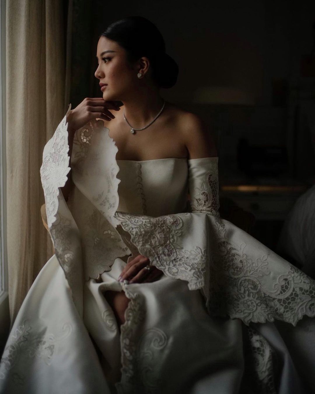 Gaun pengantin Valencia Tanoe rancangan Monica Ivena