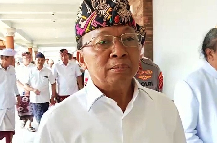 Gubernur Bali Wayan Koster seusai melakukan pengukuhan kepengurusan Badan Pengelola Fasilitas Kawasan Suci Pura Agung Besakih di Karangasem, Jumat (24/3/2023).
