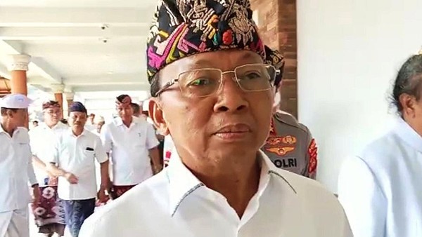 Gubernur Bali Wayan Koster Gubernur Bali Wayan Koster seusai melakukan pengukuhan kepengurusan Badan Pengelola Fasilitas Kawasan Suci Pura Agung Besakih di Karangasem, Jumat (24/3/2023).