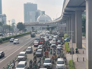 Hari Kejepit, Lalin Jalan Gatot Subroto arah Semanggi Ramai Pagi Ini