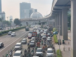 Hari Kejepit, Lalin Jalan Gatot Subroto arah Semanggi Ramai Pagi Ini