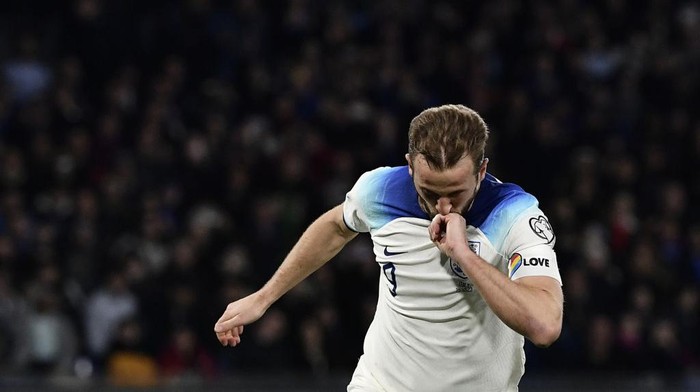NAPLES, ITALY - MARCH 23: Harry Kane of England, celebrates after scoring on a penalty kick during the UEFA EURO 2024 Qualifying Round Group C football match between Italy and England at Diego Armando Maradona Stadium in Naples, Italy on March 23, 2023. (Photo by Isabella Bonotto/Anadolu Agency via Getty Images)