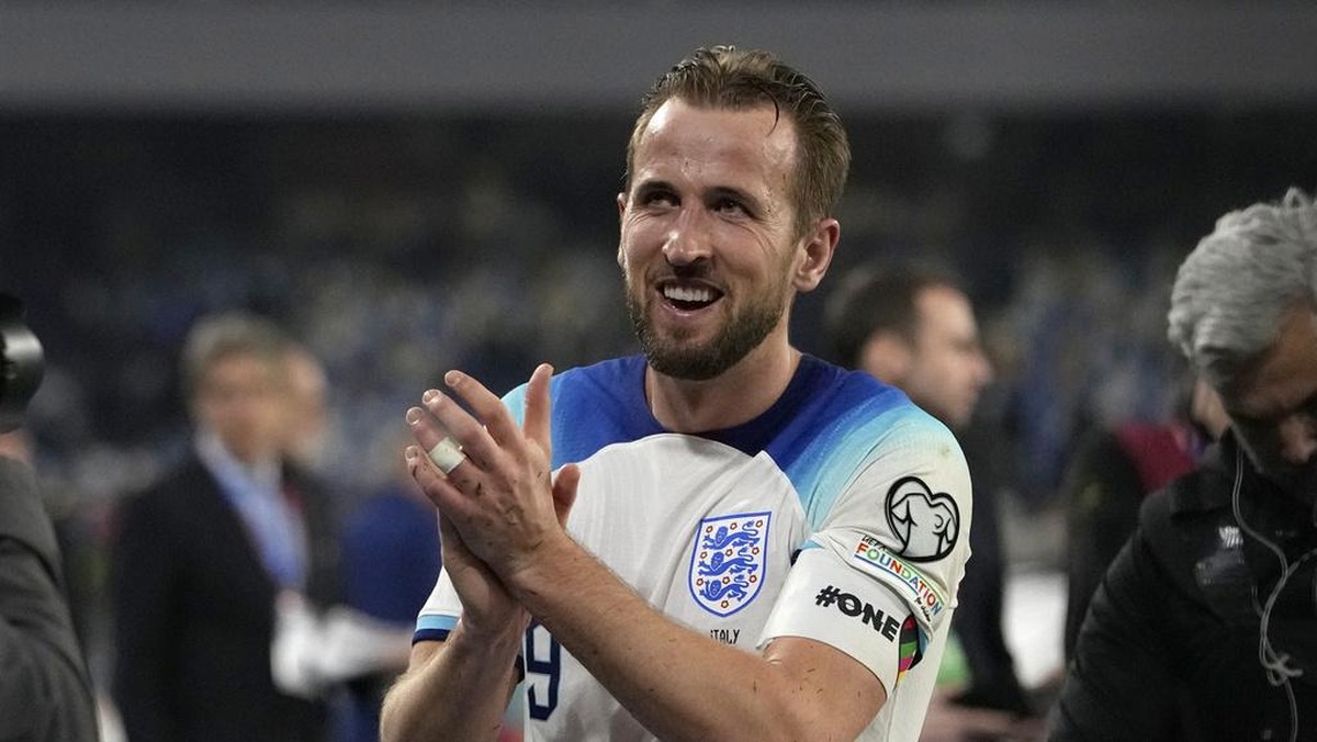 Harry Kane diberi selamat oleh Roberto Mancini selaku pelatih Timnas Italia (AP/Alessandra Tarantino)