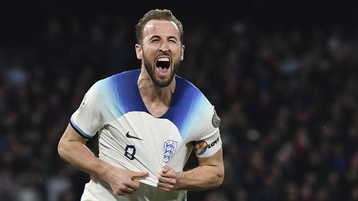 NAPLES, ITALY - MARCH 23: Harry Kane of England, celebrates after scoring on a penalty kick during the UEFA EURO 2024 Qualifying Round Group C football match between Italy and England at Diego Armando Maradona Stadium in Naples, Italy on March 23, 2023. (Photo by Isabella Bonotto/Anadolu Agency via Getty Images)