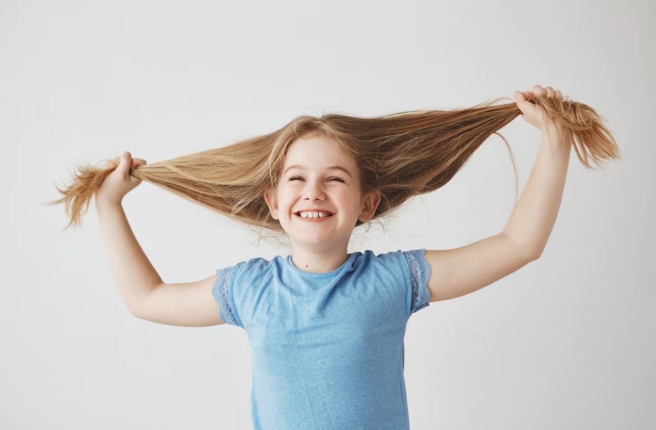 Ilustrasi anak memainkan rambut