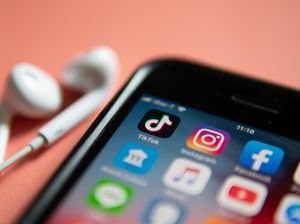 Lirik dan Terjemahan Lagu Symphony Clean Bandit ft Zara yang Viral di TikTok Lirik dan Terjemahan Lagu Symphony Clean Bandit ft Zara yang Viral di TikTok