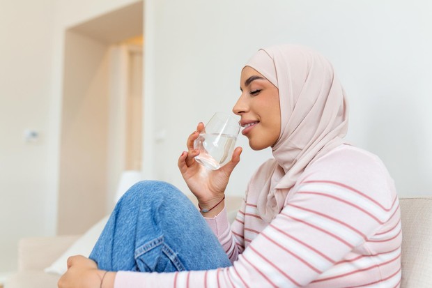 Ilustrasi minum air putih. /Foto: Freepik.com/stefamerpik.