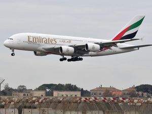 Pesawat Jumbo A380 Mendarat di Bali 1 Juni, Bandara Bersih-bersih Parkiran Pesawat Jumbo A380 Mendarat di Bali 1 Juni, Bandara Bersih-bersih Parkiran