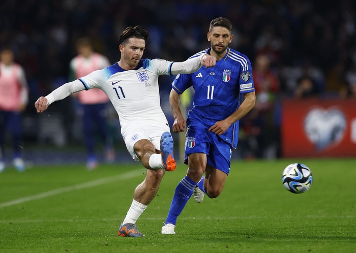 Soccer Football - UEFA Euro 2024 Qualifiers - Group C - Italy v England - Stadio Diego Armando Maradona, Naples, Italy - March 23, 2023 Italys Domenico Berardi in action with Englands Jack Grealish Action Images via Reuters/Peter Cziborra