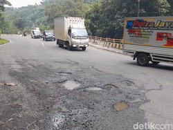 Lubang di Jalan Cadas Pangeran Sumedang Bahayakan Pengendara