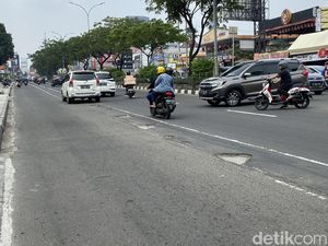 Sempat Diperbaiki, Jalan Margonda Depok Bekas Separator Berlubang Lagi