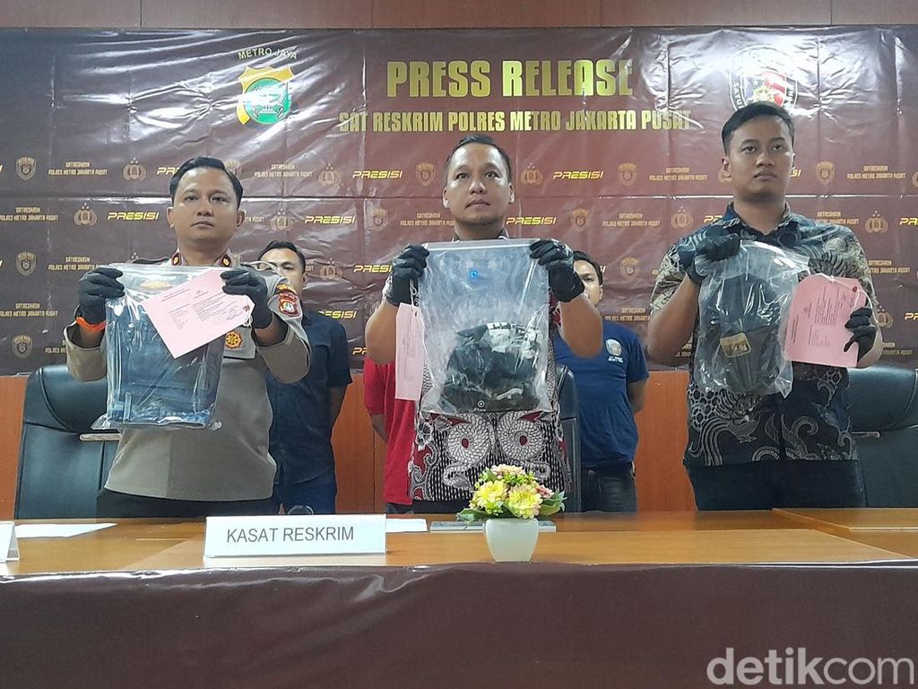 Polisi: Pria Gorok Teman di Jakpus Buang Sajam ke Laut Saat Hendak Kabur Polisi: Pria Gorok Teman di Jakpus Buang Sajam ke Laut Saat Hendak Kabur