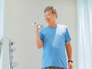 Catat! Ini Cara Bantu Orang Tua Tetap Bugar & Sehat Selama Berpuasa