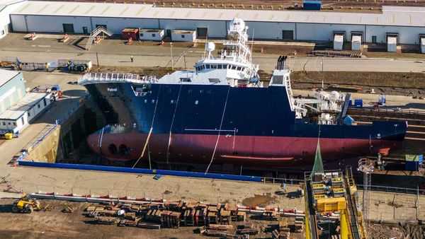 Lihat Lagi Kapal Angkatan Laut AS Terbalik di Galangan Edinburgh Skotlandia