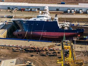 Lihat Lagi Kapal Angkatan Laut AS Terbalik di Galangan Edinburgh Skotlandia
