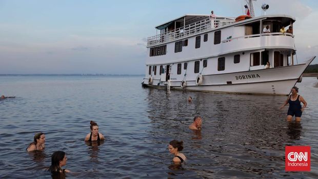 Kapal Dorinha Kapal Dorinha, salah satu armada milik Moacir Mendes alias Mo, yang beroperasi di hutan Amazon, Brasil.