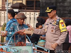 Polisi Bojonegoro Bagi Takjil Sekaligus Kampanye Tertib Lalin Saat Ramadhan