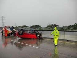 Honda Jazz Selip-Terbalik di Tol Madiun, 2 Orang Tewas