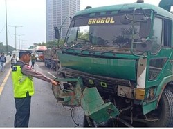 2 Truk Kontainer Melintang di Tol Satelit Dievakuasi, Arus Lalin Mencair