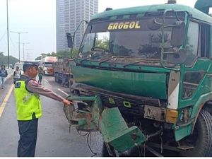 2 Truk Kontainer Melintang di Tol Satelit Dievakuasi, Arus Lalin Mencair 2 Truk Kontainer Melintang di Tol Satelit Dievakuasi, Arus Lalin Mencair